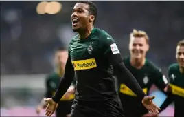  ??  ?? Après  saisons à Nice ( buts en  matchs), Alassane Plea explose à M’Gladbach où il est e meilleur buteur de la Bundesliga ( buts). (Photo AFP) Les Lyonnais Houssem Aouar et Moussa Dembélé ont déclaré forfait pour les prochains matchs des Espoirs contre la Croatie et l’Espagne, a annoncé lundi la Fédération, tandis que le milieu d’Arsenal Mattéo Guendouzi est convoqué pour la première fois.