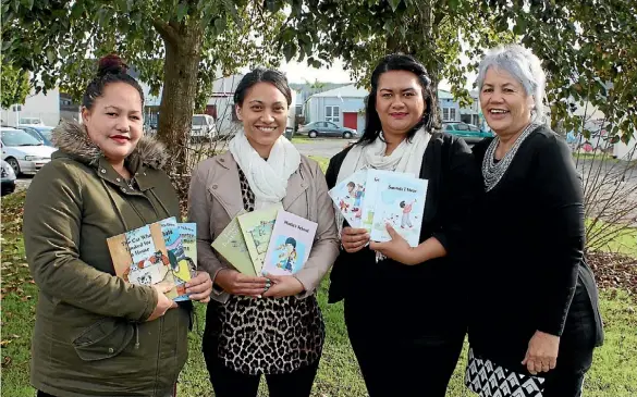  ??  ?? Teraki Beattie, Dawn Shaw, Jessie Smith and HIPPY coordinato­r Te Aroha Tiatoa-Sionemale with the books they will use to educate kids.