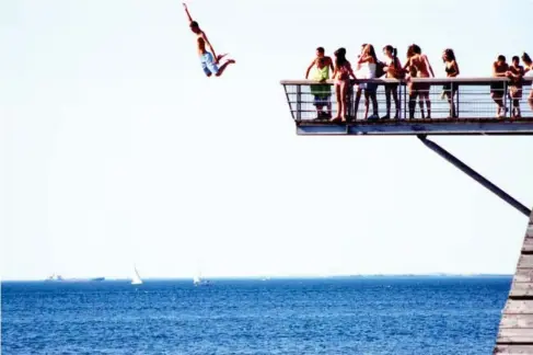  ?? (Visit Sweden) ?? Bathers jumping into the sea at Malmo’s Vastra Hamnen