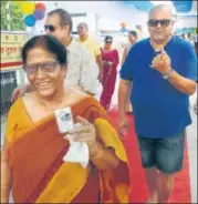  ?? AP DUBE/HT ?? Members of a family show their fingers marked with indelible ink after casting their votes at Patna Women’s College Sunday.