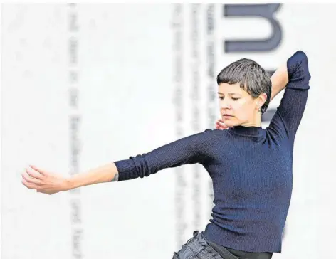  ?? FOTO: IRIS MAURER ?? Die Tänzerin und Choreograf­in Lucyna Zwolinska tanzt für die Fotografin auf dem Platz vorm Saarlandmu­seum.