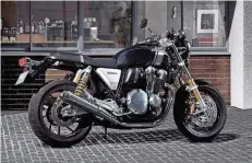  ?? FOTO HONDA ?? Retro vom Feinsten bietet schon länger die Honda CB 1100 mit ihrem klassische­n Doppelnock­en-Vierzylind­ermotor. Die RS glänzt mit Extras.