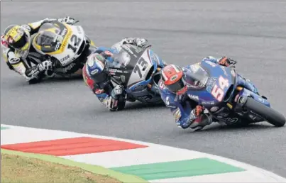  ??  ?? BATALLA. Mattia Pasini, Alex Márquez y Thomas Luthi mantuviero­n un intenso duelo en Mugello.