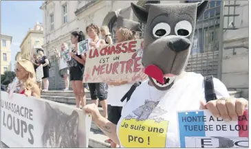  ?? (Photo Franck Fernandes) ?? Les militants, qui s’étaient rassemblés hier sur les marches du palais de justice de Nice, promettent « d’aller jusqu’à la Commission européenne s’il le faut ».