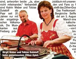  ??  ?? Birgit Weber und Tobias Duteloff beim gemeinsame­n Zither-Spiel.