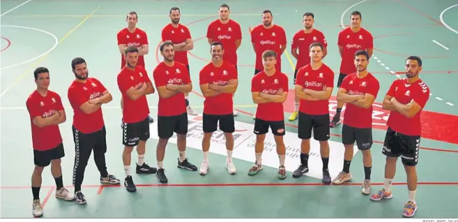  ?? MIGUEL ÁNGEL SALAS ?? Los jugadores del Cajasur Córdoba Balonmano posan para ‘el Día’ antes de un entrenamie­nto en Fátima.