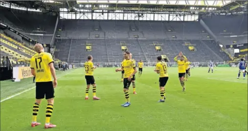  ??  ?? Haaland, celebrando el gol que marcó el pasado sábado al Schalke en la reanudació­n de la Bundesliga.