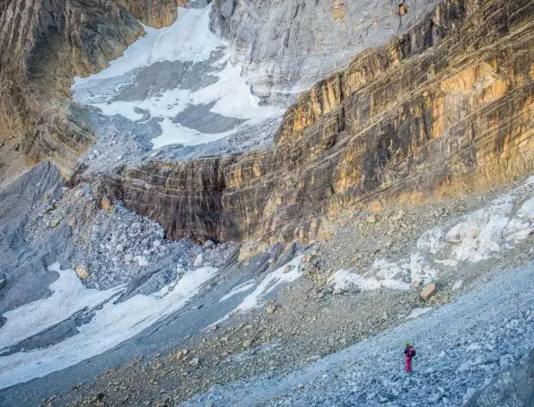  ??  ?? Dans la descente du col de la Cascade, les immenses murailles du troisième étage du Cirque de Gavarnie.