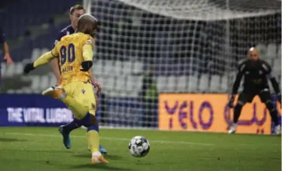  ?? FOTO JEFFREY GAENS ?? Duckens Nazon maakte tegen Beerschot zijn eerste competitie­goal voor STVV.