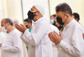  ?? Virendra Saklani/Gulf News ?? People offer taraweeh prayers at Al Noor mosque in Sharjah. Doctors say long hours of wearing mask could cause respirator­y distress to those with heart conditions and respirator­y disorders.