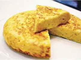  ??  ?? Ob mit oder ohne Zwiebel: Sie fehlt eigentlich in keiner Bar, die Tortilla española, für Spanier ein Heimat-Synonym.