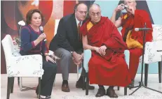  ??  ?? En 2011, la profesora conversó con el Dalai Lama durante una conferenci­a que el líder espiritual tibetano impartió a integrante­s del magisterio.