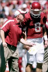  ?? Arkansas Democrat-gazette/william MOORE ?? Arkansas offensive coordinato­r Paul Petrino (left) talks to quarterbac­k Tyler Wilson during Saturday’s game. Wilson’s spring scrimmage totals include completing 101 of 145 passes for 1,600 yards and 15 touchdowns.