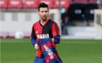  ?? FOTO REUTERS ?? Onder zijn Barcelona-shirt droeg Messi een shirt van Maradona van Newell’s Old Boys, de club waar beide vedetten een verleden hebben.