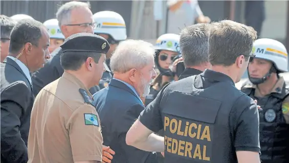  ?? REUTERS ?? A declarar. El ex presidente Lula concitó la atención de medios y habitantes de Curitiba al concurrir ayer al despacho del juez Moro.