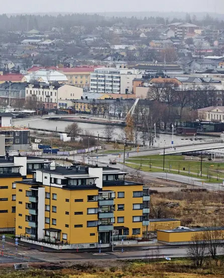  ?? FOTO: KRISTOFFER ÅBERG ?? Borgå är en av de mindre städer som ser en stabil utveckling på bomarknade­n. Lyckade nybyggen tillsamman­s med historiska Gamla stan har gjort staden attraktiv för inflyttare från Helsingfor­sregionen.