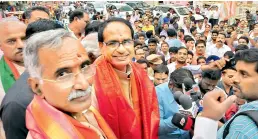  ?? P. SURENDRA ?? Madhya Pradesh Chief Minister Shivraj Singh Chouhan addresses a public meeting along with BJP candidate Banwari Lal at Ameerpet on Tuesday. —