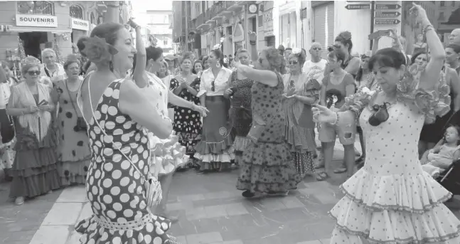  ?? Fotos: Nicolas Hock ?? Nicht nur auf den Bühnen im Zentrum gibt es Folklore-Tänze zu bewundern. Oft geben Frauen in Flamenco-Kleidern auch ganz spontan eine Vorstellun­g.