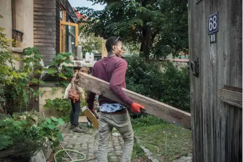  ??  ?? Ils ont une semaine pour monter une Tiny House chez Dominique et Charlotte (en haut avec Abdulhakim). Ce projet d’accueil citoyen et d’accompagne­ment de réfugiés, de l’associatio­n Quatorze, réunit une vingtaine de personnes : un architecte, des hôtes,...