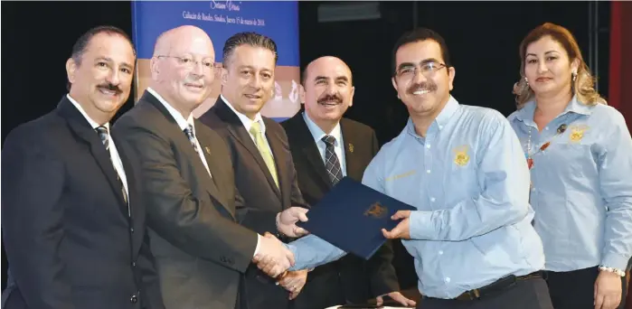  ??  ?? El rector Juan Eulogio Guerra Liera acompañado del Alberto Almaguer Rocha, director general de CONOCER, durante la entrega de certificad­os.