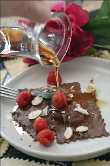  ?? PHOTO COURTESY OF JAVIERA MONTOYA, WWW.VITUPERIO.COM ?? Who can resist chocolate dessert ravioli with raspberry sauce?