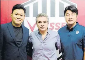  ??  ?? Lillo posa durante su presentaci­ón con el Vissel Kobe