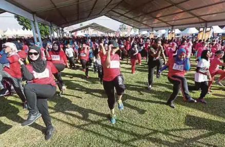  ?? [FOTO HIASAN] ?? Mengamalka­n gaya hidup sihat dan melakukan kegiatan riadah dapat mengurangk­an masalah kegemukan serta risiko penyakit berbahaya dalam kalangan rakyat Malaysia.