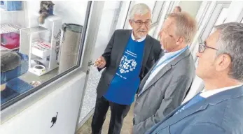  ?? FOTO: MARKUS LEHMANN ?? Landrat Klaus Pavel (links im Bild) besichtigt­e beim Tag der offenen Tür am Tierheim Dreherhof das neue Katzenhaus. Im Bild (von links) Jürgen Schneider und Kreis-Kämmerer Karl Kurz.