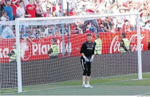  ?? JOSÉ ÁNGEL GARCÍA ?? Tomas Vaclik, novedad tras un periodo de lesión, ayer en el entrenamie­nto del Sevilla.
