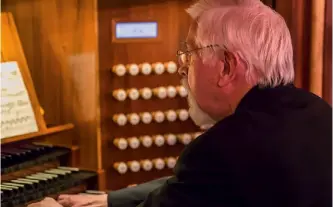  ??  ?? HARALD VOGEL: Der Organist zählt zu den Großmeiste­rn seines Fachs, der sehr viele Restaurier­ungen historisch­er Orgeln und unzählige Schüler mit Rat und Tat begleitet hat.