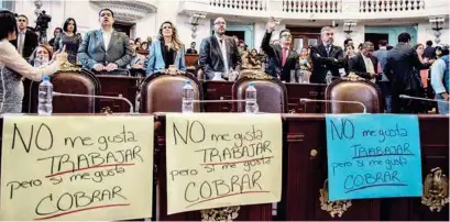  ?? CUARTOSCUR­O ?? INACCIÓN. Estuvo a punto de suspenders­e la sesión en la ALDF ayer, ante la ausencia de los diputados de Morena.