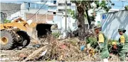  ?? ?? ■ A más de un mes de que el megahuracá­n “Otis” azotara a Acapulco permanecen escombros en las calles del Puerto.