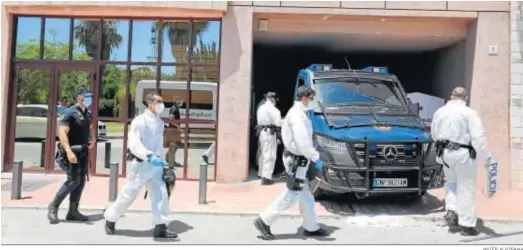  ?? JAVIER ALBIÑANA ?? Policías en el centro de la Cruz Roja de Málaga, afectado por el brote del Covid-19.