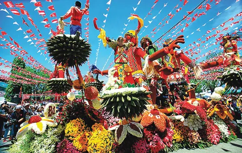  ??  ?? THE FLORAL parade is one of the highlights of Kadayawan (image source: yuneoh.com)