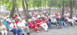  ?? File photo/The Weekly Vista ?? The Bella Vista Community Concert Band often plays to a large audience at Blowing Springs Park.