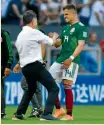  ??  ?? Juan Carlos Osorio celebra con Javier Hernández, en Rusia 2018.