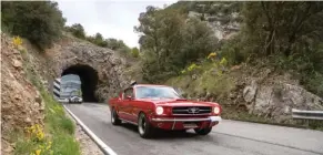  ??  ?? Perfecto maridaje. Carreteras con encanto y coches excepciona­les para disfrutar de La Rioja y Álava fueron la garantía de una exitosa cabalgada.