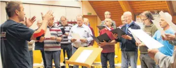  ?? ARCHIVFOTO: JEK ?? Die Männer des Männergesa­ngvereins Rulfingen beteiligen sich am Schwäbisch­en Sonntag in Scheer und bringen Lieder mit, die im schwäbisch­en Dialekt gesungen werden.