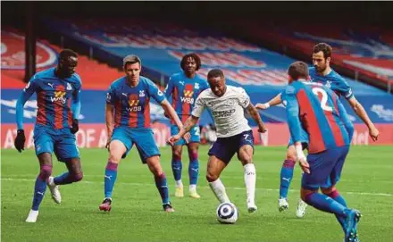  ?? AFP PIC ?? Manchester City’s Raheem Sterling (centre) is surrounded by Crystal Palace players during Saturday’s Premier League match at Selhurst Park.