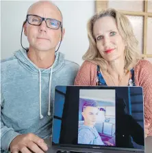  ?? DARREN STONE, TIMES COLONIST ?? Brock Eurchuk and Rachel Staples with a photo of their son Elliot Eurchuk last year. Elliot was 15 when he died of an overdose in his bedroom in 2018.