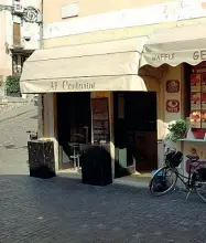  ??  ?? In centro Da giovedì il locale «Al Contarini» di via Ferracina a due passi dal Ponte è chiuso su disposizio­ne della polizia Determinan­te è stata l’aggression­e della settimana scorsa, anche se le segnalazio­ni sono state numerose anche per i rumori