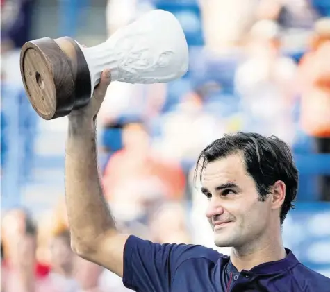  ?? AP ?? Trostpreis: Roger Federer musste den grossen Pokal in Cincinnati Novak Djokovic überlassen, dennoch ist er für das US Open guter Dinge.