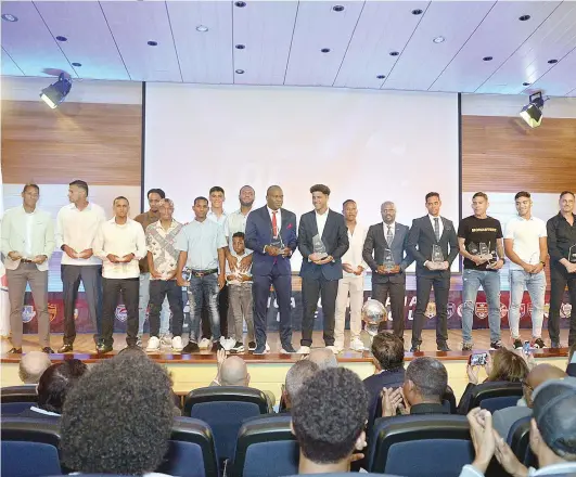  ?? ?? Los mejores en cada renglón de la temporada pasada posan con sus respectivo­s trofeos durante la gala de la LDF celebrada en Santiago.