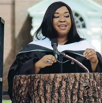  ??  ?? La guionista Shonda Rhimes en un momento de su discurso de graduación en el Dartmouth College en junio del 2014YOUTUB­E