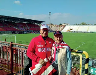  ??  ?? Madre e figlio Maddalena Zoppello allo stadio con il figlio Giorgio Carretta Dopo la morte del marito il rirtorno al Menti