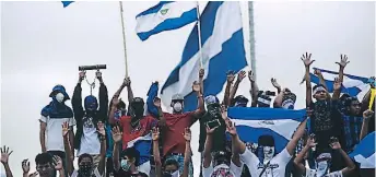  ??  ?? PROTESTAS. En las calles de la capital de Nicaragua, los ciudadanos continúan manifestán­dose en contra del presidente Daniel Ortega.