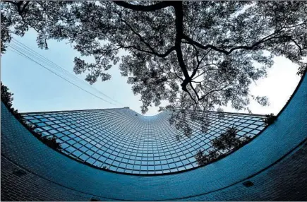  ?? CHRIS WALKER/CHICAGO TRIBUNE PHOTOS ?? The circular drive for the entrance foyer and parking garage offers a spectacula­r view of the tower’s curved exterior.