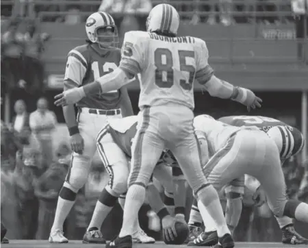  ?? STEVE STARR AP ?? Middle linebacker Nick Buoniconti zeroes in on Jets quarterbac­k Joe Namath in a 1972 game at the Orange Bowl won by the Dolphins 28-24.