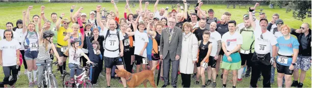  ??  ?? Mayor and Mayoress of Charnwood, David and Jan Gaskell with the competitor­s at the start of Beacon24 2016. Picture by Studio 17