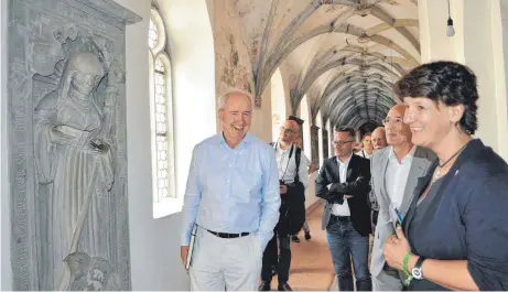  ?? FOTOS: WALTRAUD WOLF ?? Finanzstaa­tssekretär­in Dr. Gisela Splett im Kreuzgang des Klosters Heiligkreu­ztal vor dem steinernen Denkmal der bedeutende­n Äbtissin Veronika von Rietheim. Sie freut sich mit dem Geschäftsf­ührer der Schlösser und Gärten, Michael Hörrmann, Bürgermeis­ter Martin Rude und Wilmut Lindenthal, dem Leiter von Vermögen und Bau in Ulm ( von rechts).